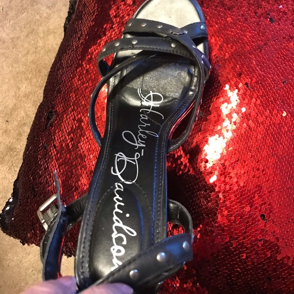 Heels, - Picture 3 of 3